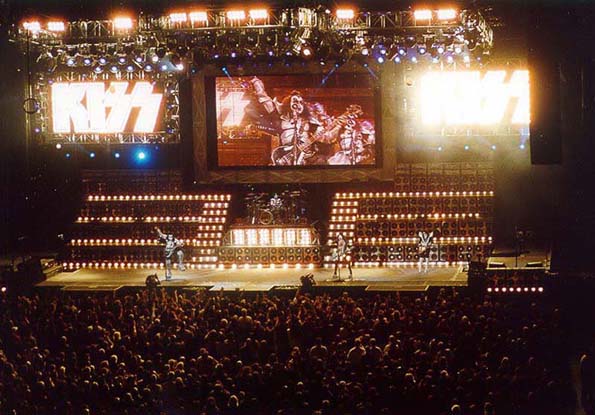 The full stage and crowd