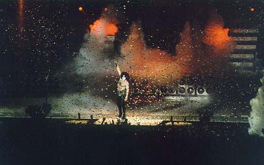 Smash that guitar, Paul!